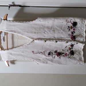 Capacity size L sweater vest with flower accents